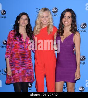 Michaela Watkins, Malin Akerman und Natalie Morales nehmen an der ABC Summer TCA Press Tour Teil, die am 4. August 2013 im Beverly Hilton Hotel, Beverly Hills, Kalifornien, stattfand. Stockfoto
