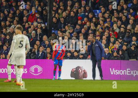 London, Großbritannien. 14.. März 2022 ; Selhurst Park, Crystal Palace, London, England; Premier League Football, Crystal Palace gegen Manchester City; Crystal Palace Manager Patrick Vieira gibt Anweisungen etwa 15 Meter außerhalb seines technischen Bereichs. Kredit: Aktion Plus Sport Bilder/Alamy Live Nachrichten Stockfoto