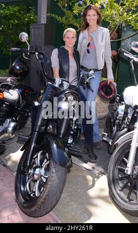 Katee Sackhoff & Tricia Helfer besucht Kiehl's Liferide für Amfar 2013 in Los Angeles Stockfoto