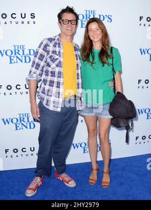 Johnny Knoxville, Naomi Nelson bei der Premiere von „The World's End“ im ArcLight Cinemas Courtyard in Los Angeles, USA. Stockfoto