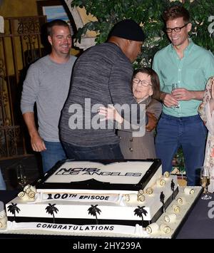 Chris O'Donnell, Linda Hunt, LL Cool J, Barrett Foa bei der NCIS: Los Angeles 100. Episode Party in Los Angeles, Kalifornien. Stockfoto