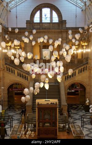 The Floating Heads Installation im Kelvingrove Museum und in der Kunstgalerie in Glasgow, Schottland Stockfoto