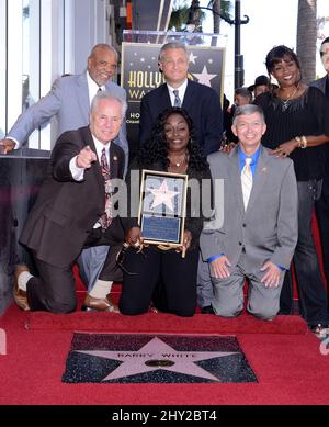 Berry Gordy, Glodean White, Linda James, Tom LaBonge und Leron Gubler nahmen an einer Zeremonie Teil, bei der Barry White einen Stern auf dem Hollywood Walk of Fame in Hollywood, Kalifornien, verliehen wurde. Stockfoto