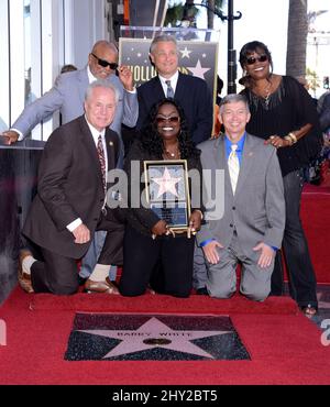 Berry Gordy, Glodean White, Linda James, Tom LaBonge und Leron Gubler nahmen an einer Zeremonie Teil, bei der Barry White einen Stern auf dem Hollywood Walk of Fame in Hollywood, Kalifornien, verliehen wurde. Stockfoto