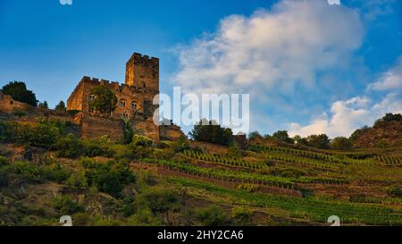Eine Low-Angle-Aufnahme von Schloss Gutenfels, Burg Gutenfels an einem sonnigen Tag in der Stadt Kaub in Rheinland-Pfalz, Deutschland Stockfoto