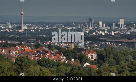 Panoramablick auf Kronberg im Taunus und Malerblick Kronberg im Hochtaunuskreis, Hessen, Deutschland Stockfoto