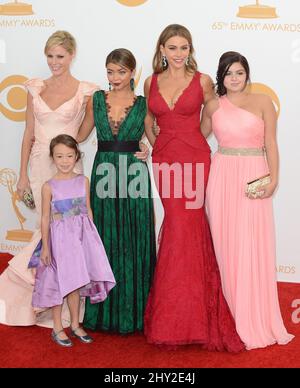 Julie Bowen, Aubrey Anderson-Emmons, Sarah Hyland, Sofia Vergara und Ariel Winter im Presseraum bei den jährlichen Primetime Emmy Awards 65., die im Nokia Theater in L.A. abgehalten wurden Leben in Los Angeles, USA. Stockfoto