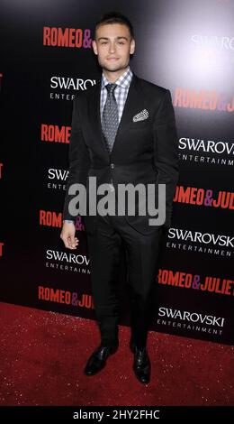 Douglas Booth bei der Weltpremiere „Romeo & Julia“ im ArcLight Cinemas Hollywood in Los Angeles, USA. Stockfoto