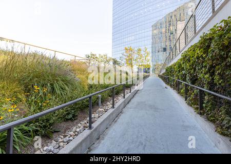 Barrierefreier Pfad mit Geländer, der zum Cira Green Park in Philadelphia, Pennsylvania, USA führt Stockfoto