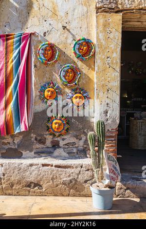 Loreto, Baja California Sur, Mexiko. 17. November 2021. Bunte Keramik-Sonnengesichter in einem Geschäft in Loreto. Stockfoto