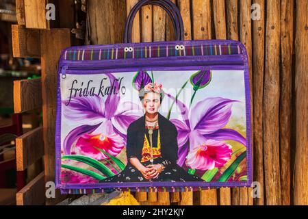 Loreto, Baja California Sur, Mexiko. 17. November 2021. Eine Handtasche mit einem Bild von Frida Kahlo in einem Geschäft in Loreto. Stockfoto