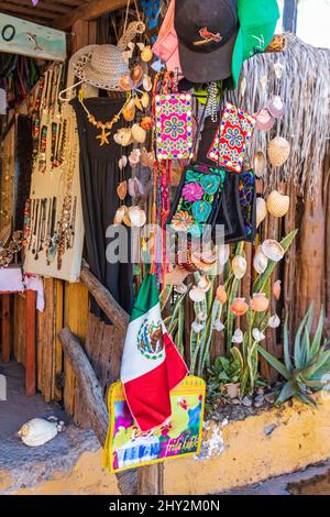 Loreto, Baja California Sur, Mexiko. 17. November 2021. Vor einem Touristenladen in Loreto. Stockfoto