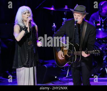 Emmylou Harris, Rodney Crowell während der Medaillon-Zeremonie im CMA Theater in der Country Music Hall of Fame, Nashville, Tennessee. Stockfoto