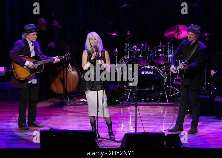 Buddy Miller, Emmylou Harris, Rodney Crowell während der Medaillon-Zeremonie im CMA Theater in der Country Music Hall of Fame, Nashville, Tennessee. Stockfoto