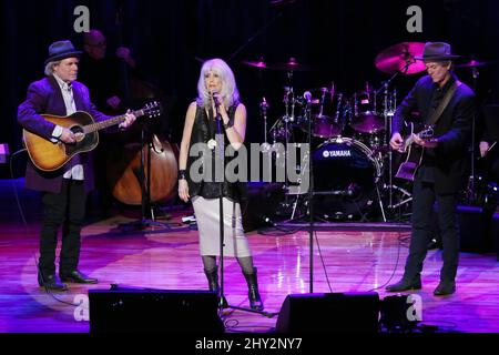 Buddy Miller, Emmylou Harris, Rodney Crowell während der Medaillon-Zeremonie im CMA Theater in der Country Music Hall of Fame, Nashville, Tennessee. Stockfoto