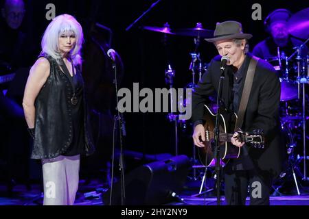 Emmylou Harris, Rodney Crowell während der Medaillon-Zeremonie im CMA Theater in der Country Music Hall of Fame, Nashville, Tennessee. Stockfoto