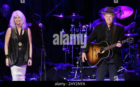 Emmylou Harris, Rodney Crowell während der Medaillon-Zeremonie im CMA Theater in der Country Music Hall of Fame, Nashville, Tennessee. Stockfoto