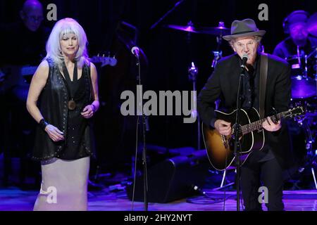 Emmylou Harris, Rodney Crowell während der Medaillon-Zeremonie im CMA Theater in der Country Music Hall of Fame, Nashville, Tennessee. Stockfoto