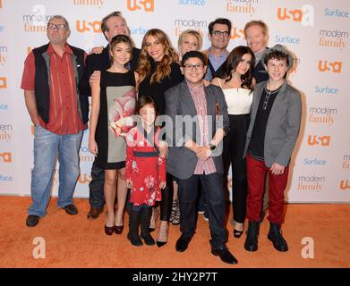 Ed O'Neill, Eric Stonestreet, Sarah Hyland, Aubrey Anderson-Emmons, Sofia Vegara, Julie Bowen, Ty Burrell, Rico Rodriguez, Jesse Tyler Ferguson, Ariel Winter und Nolan Gould nehmen an der „Modern Family“-Fanveranstaltung der USA Teil, die von Surface im Westwood Village Theatre in Los Angeles, USA, veranstaltet wird. Stockfoto