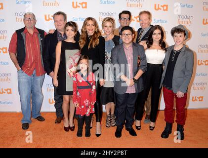 Ed O'Neill, Eric Stonestreet, Sarah Hyland, Aubrey Anderson-Emmons, Sofia Vegara, Julie Bowen, Ty Burrell, Rico Rodriguez, Jesse Tyler Ferguson, Ariel Winter und Nolan Gould nehmen an der „Modern Family“-Fanveranstaltung der USA Teil, die von Surface im Westwood Village Theatre in Los Angeles, USA, veranstaltet wird. Stockfoto