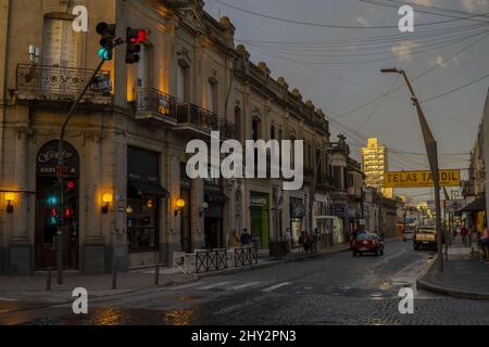 Straße mit Autos und Gebäuden im Zentrum von Tandil, Buenos Aires, Argentinien Stockfoto