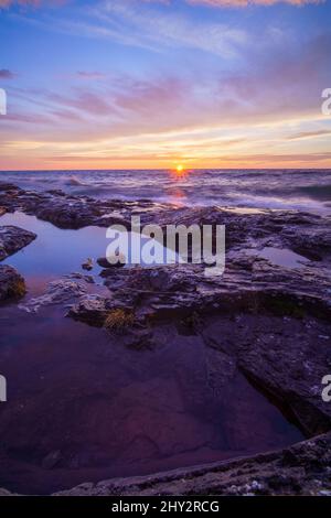 Vertikale Aufnahme des legendären Lake Superior bei Sonnenuntergang in Minnesota, USA Stockfoto