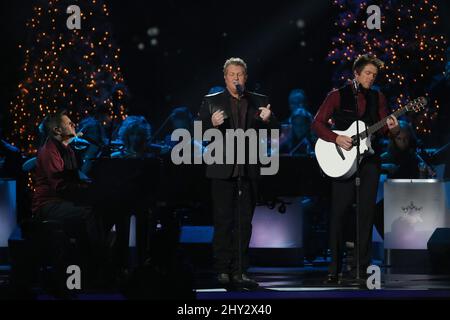 Jay DeMarcus und Joe Don Rooney und Gary Levox von Rascal Flatts treten während der CMA Country Christmas Taping in der Bridgestone Arena, Nashville, auf Stockfoto