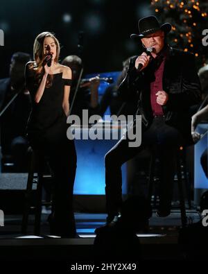 Trace Adkins und Lily Costner treten während der CMA Country Christmas Taping in der Bridgestone Arena, Nashville, auf Stockfoto