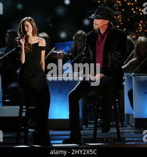 Trace Adkins und Lily Costner treten während der CMA Country Christmas Taping in der Bridgestone Arena, Nashville, auf Stockfoto