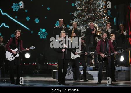 Jay DeMarcus und Joe Don Rooney und Gary Levox von Rascal Flatts treten während der CMA Country Christmas Taping in der Bridgestone Arena, Nashville, auf Stockfoto