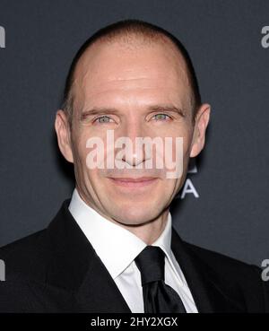 Ralph Fiennes nimmt an den BAFTA Britannia Awards 2013 in Los Angeles, Kalifornien, Teil. Stockfoto