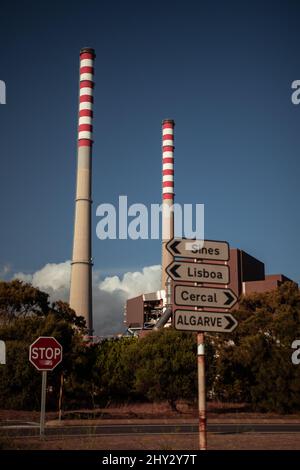 Aufnahme des Kohlekraftwerks vor blauem Himmel an einem sonnigen Tag in Sines, Portugal Stockfoto