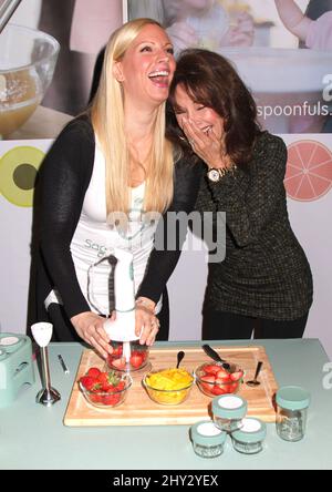 Liza Huber und Susan Lucci nehmen an der größten Babydusche 18. Teil, die am 13. November 2013 im Metropolitan Pavillion stattfand. Stockfoto