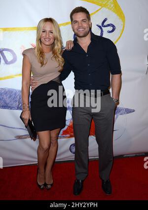 Jenn Brown, Wes Chatham kommt am Mittwoch, den 13. November 2013 in West Hollywood, Kalifornien, zum „Stand Up for Gus“-Vorteil bei Bootsy Bellows an. Stockfoto