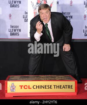 John Goodman während der John Goodman Handprint- und Footprint-Zeremonie im TCL Chinese Theatre in Los Angeles, USA. Stockfoto