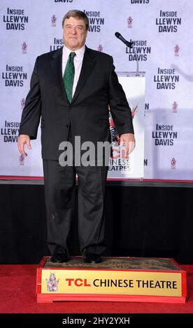 John Goodman während der John Goodman Handprint- und Footprint-Zeremonie im TCL Chinese Theatre in Los Angeles, USA. Stockfoto