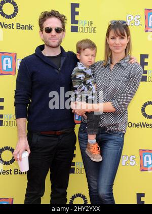 Glenn Howerton, Jill Latiano und Miles Howerton nehmen an der P.S Arts 'Express Yourself' 2013 in Santa Monica, Kalifornien, Teil. Stockfoto