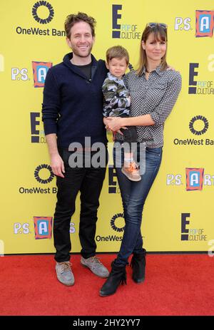 Glenn Howerton, Jill Latiano und Miles Howerton nehmen an der P.S Arts 'Express Yourself' 2013 in Santa Monica, Kalifornien, Teil. Stockfoto