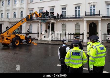 London, Großbritannien. 14. März 2022. Polizeibeamte, die im Londoner Mansion eines russischen Oligarchen gesehen wurden, das aus Protest gegen die russische Invasion der Ukraine von Antikriegsdemonstranten besetzt wurde. Demonstranten der Londoner Machnovisten übernahmen das Town House des russischen Oligarchen, Milliardär Oleg Deripaska, eines Verbündeten des russischen Präsidenten Wladimir Putin, das nach ihrer Aussage zur Unterbringung ukrainischer Flüchtlinge genutzt werden sollte. Kredit: SOPA Images Limited/Alamy Live Nachrichten Stockfoto