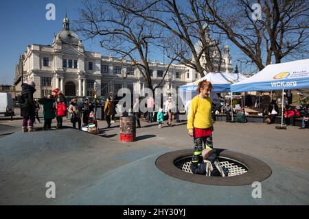 Lviv, Ukraine - 14. März 2022: Ukrainische Flüchtlinge auf dem Bahnhof von Lviv, die während des russischen Krieges nach Europa flüchteten Stockfoto