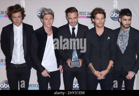 Harry Styles, Niall Horan, Liam Payne, Louis Tomlinson, Zayn Malik von „One Direction“ im Presseraum bei den American Music Awards 2013 im Nokia Theater L.A. Leben in Los Angeles, USA. Stockfoto