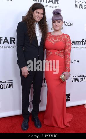 Kelly Osbourne, Matthew Mosshart, kommt zur vierten jährlichen amfAR Inspiration Gala am Donnerstag, den 12. Dezember 2013 in Los Angeles in den Milk Studios. Stockfoto