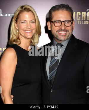 Steve Carell und Nancy Walls bei der Premiere von Anchorman 2: The Legend setzt sich fort, in New York. Stockfoto