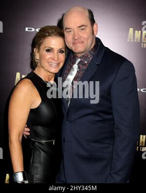 Leigh Koechner und David Koechner bei der Premiere von Anchorman 2: The Legend setzt sich fort, in New York. Stockfoto