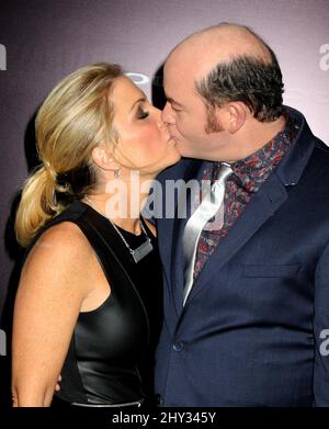 Leigh Koechner und David Koechner bei der Premiere von Anchorman 2: The Legend setzt sich fort, in New York. Stockfoto
