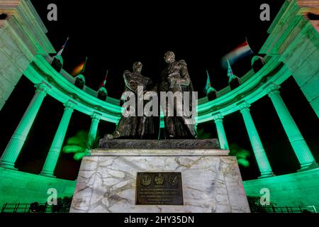 Denkmal für Simon Bolívar und Jose de San Martín - Rotunda-Halbkreis (Hemiciclo de la Rotonda). Malecón 2000, Guayaquil, Ecuador. Stockfoto