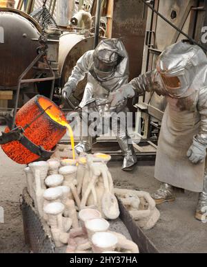 Guss des bronzenen Schauspielers, der Statuette der Screen Actors Guild Awards in der American Fine Arts Foundry Stockfoto