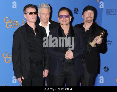 (Von links nach rechts) Larry Mullen Jr., Adam Clayton, Bono und The Edge of U2 posieren im Presseraum mit dem Preis für den besten Originalsong für „Ordinary Love“ aus dem Film „Mandela: Long Walk to Freedom“ bei den jährlichen Golden Globe Awards 71. im Beverly Hilton Hotel am Sonntag, den 12. Januar 2014 in Beverly Hills, Kalifornien. Stockfoto