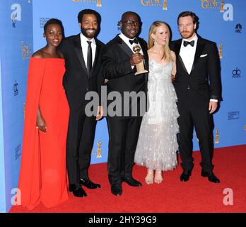 Lupita Nyong'o, Chiwetel Ejiofor, Steve McQueen, Sarah Paulson und Michael Fassbender im Presseraum der jährlichen Golden Globe Awards 71., die am 12. Januar 2014 im Beverly Hilton Hotel abgehalten wurden. Stockfoto