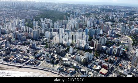 salvador, bahia, brasilien - 7. märz 2022: Luftaufnahme von Wohngebäuden im Viertel Pituba in der Stadt Salvador. Stockfoto